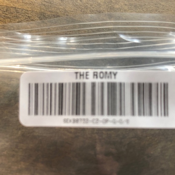 Cupcakes & Cashmere Iridescent Heart Earrings The Romy brand new - Picture 3 of 3